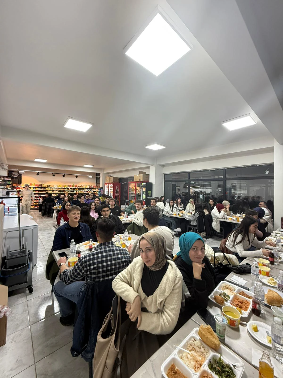 Fakülte kantinimizde Öğretim üyelerimizin katkılarıyla düzenlenen Öğrenci iftarımızdan görüntüler.